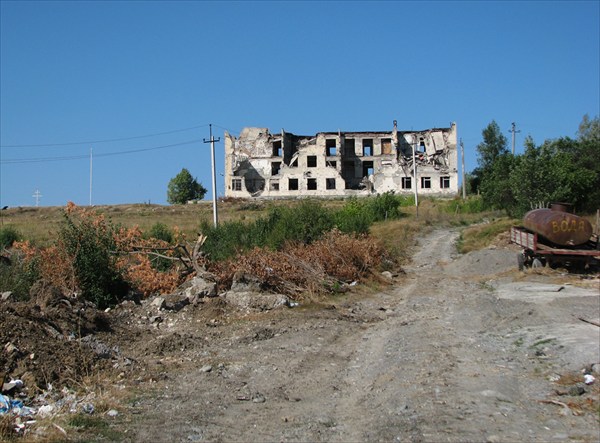 Здание миротворцев, расстрелянное грузинскими войсками